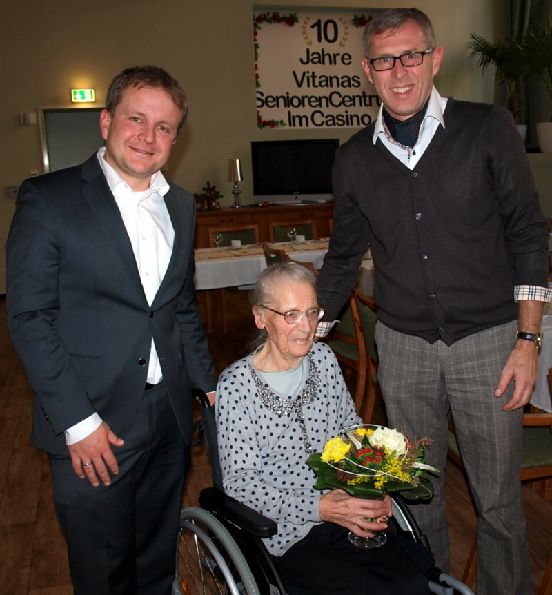 Oberbürgermeister Rico Badenschier gratuliert  Hildegard Karoß zum 100. Geburtstag
