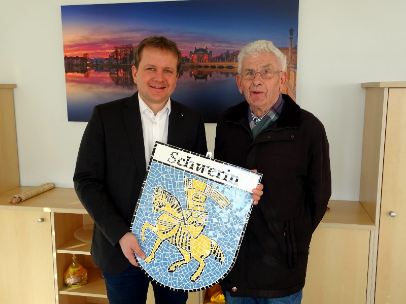 Heinz Kolbe stiftet Schwerin ein neues Wappen-Mosaik