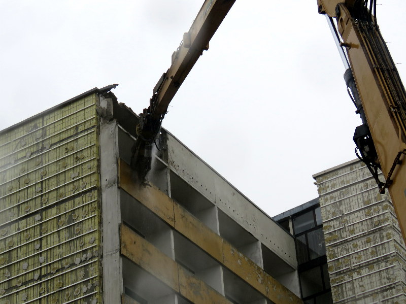 110-Tonnen-Bagger am Werk: Abbruch der Hochhäuser in Lankow gestartet