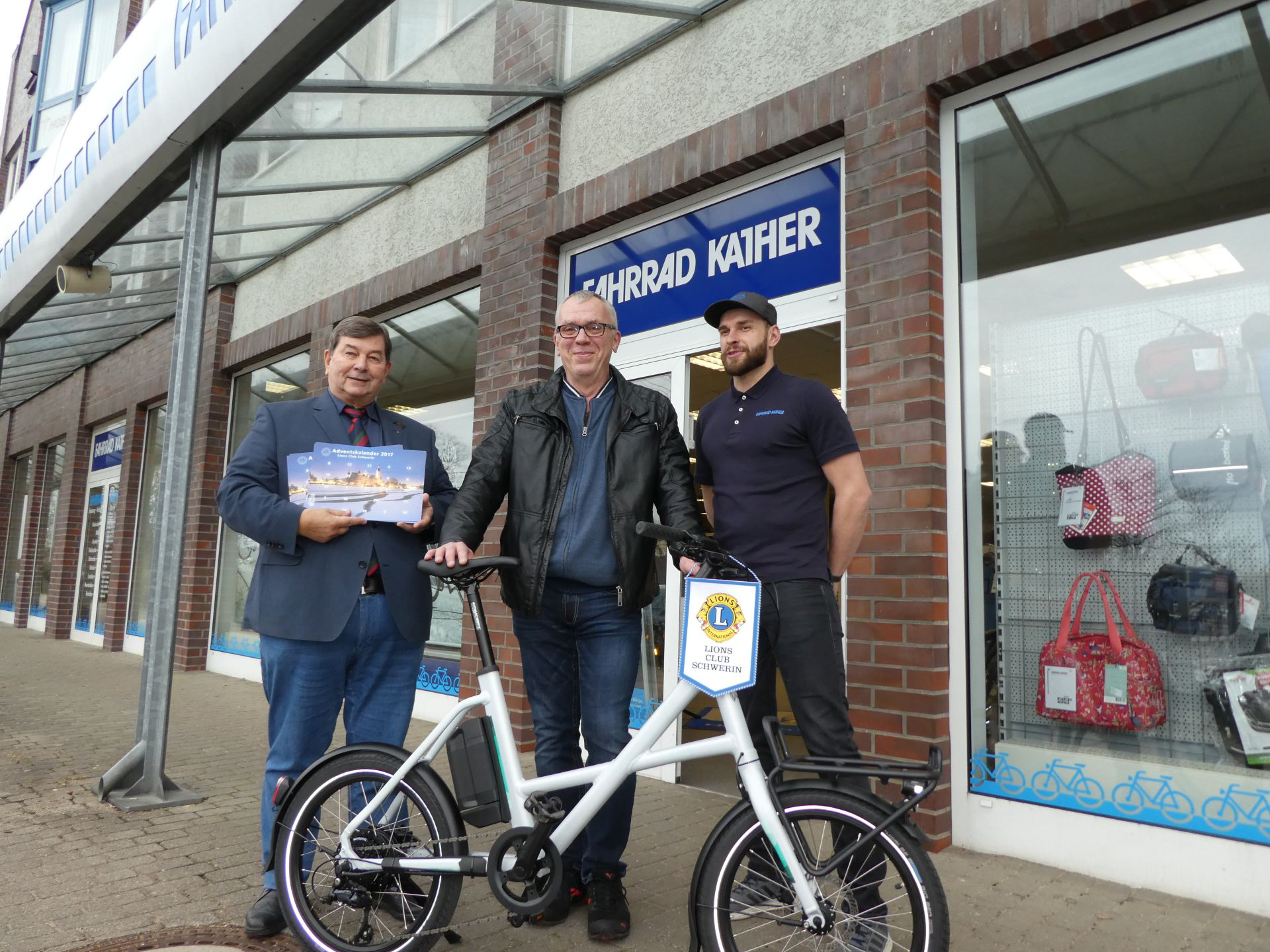Hauptgewinner des LIONS Adventskalenders erhält E-Bike