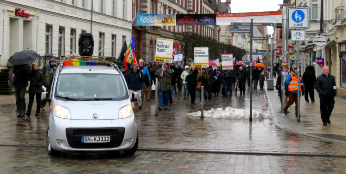 Fast 200 Menschen ziehen für den Frieden durch Schwerin