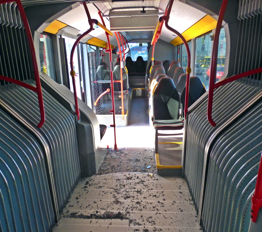 Fahrgäste im Linienbus verletzt