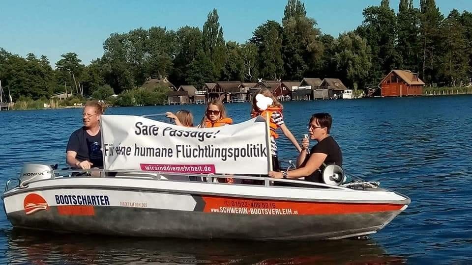 Flüchtlingsaktivisten kapern Sommerfest des Landtages