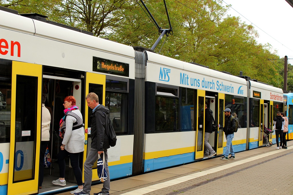 Umfangreicher Ersatzverkehr eingerichtet: Straßenbahnverkehr in Schwerin unterbrochen 