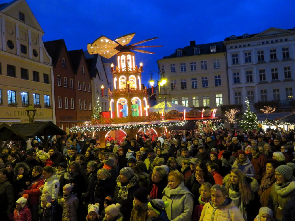 Der Schweriner Weihnachtsmarkt hält bis zum 30. Dezember mit seinen Attraktionen und Unterhaltung, darunter Live-Musik und Freizeitspaß für die ganze Familie offen. | Foto: Schwerin-Lokal