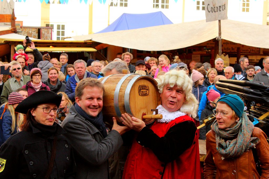 Tradition ist Tradition: Aus Schuld oder Freundschaft brachte der Martensmann den Wein mit