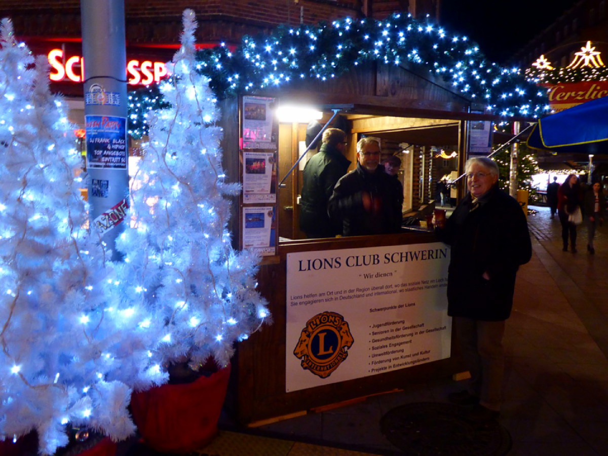 Wieder auf dem Schweriner Weihnachtsmarkt: Der LIONS Glühweinstand