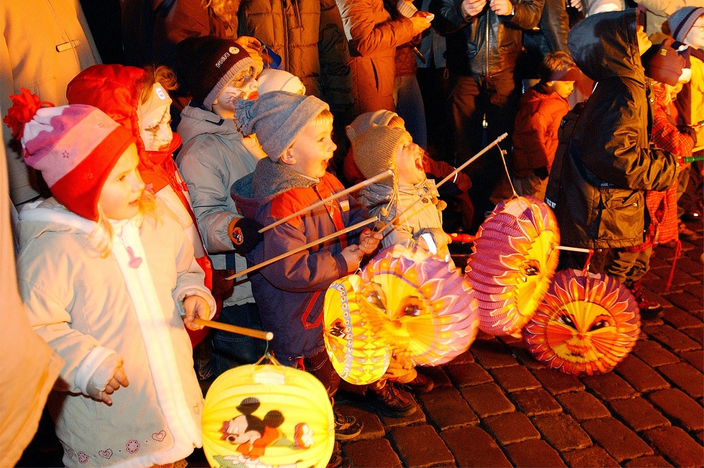 Traditioneller Laternenumzug zum Auftakt des Martensmarktes am 9. November