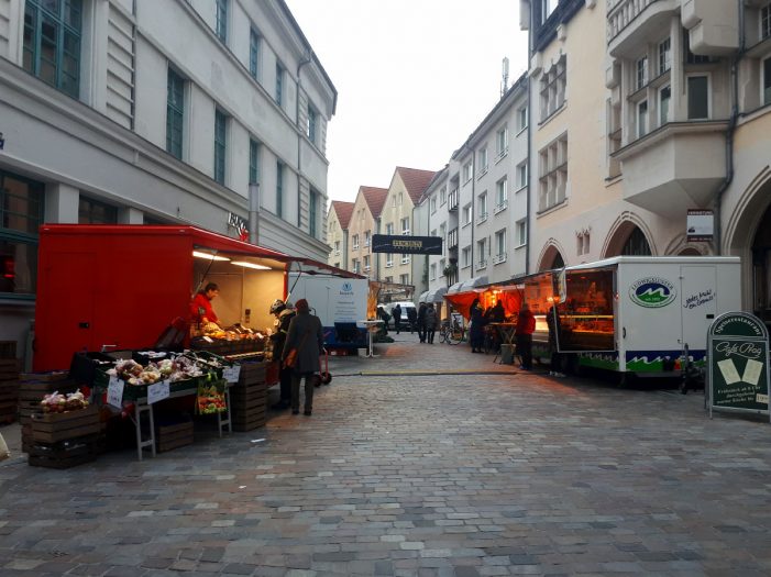 Vorübergehend neuer Standort für den Wochenmarkt in der Schweriner Altstadt