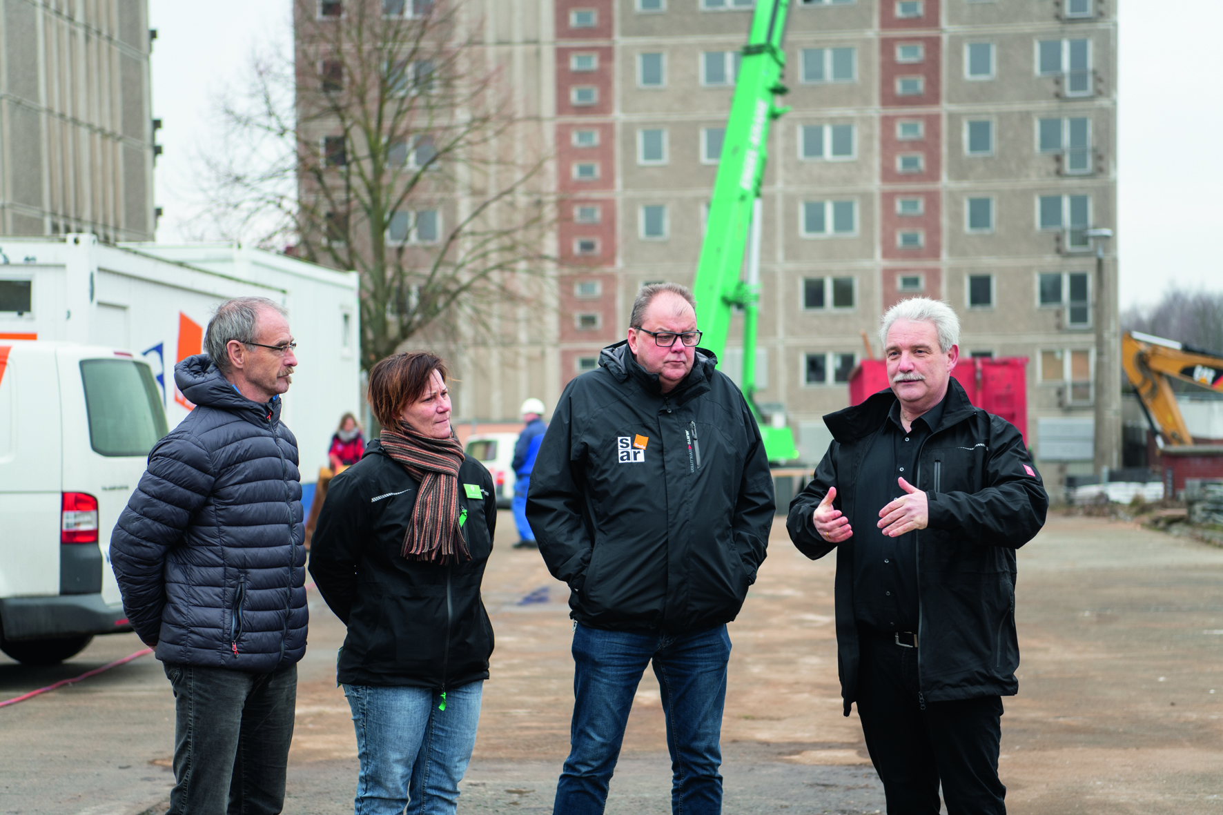 Mobilkran beginnt mit dem Rückbau der Hochhäuser in der Rostocker Straße