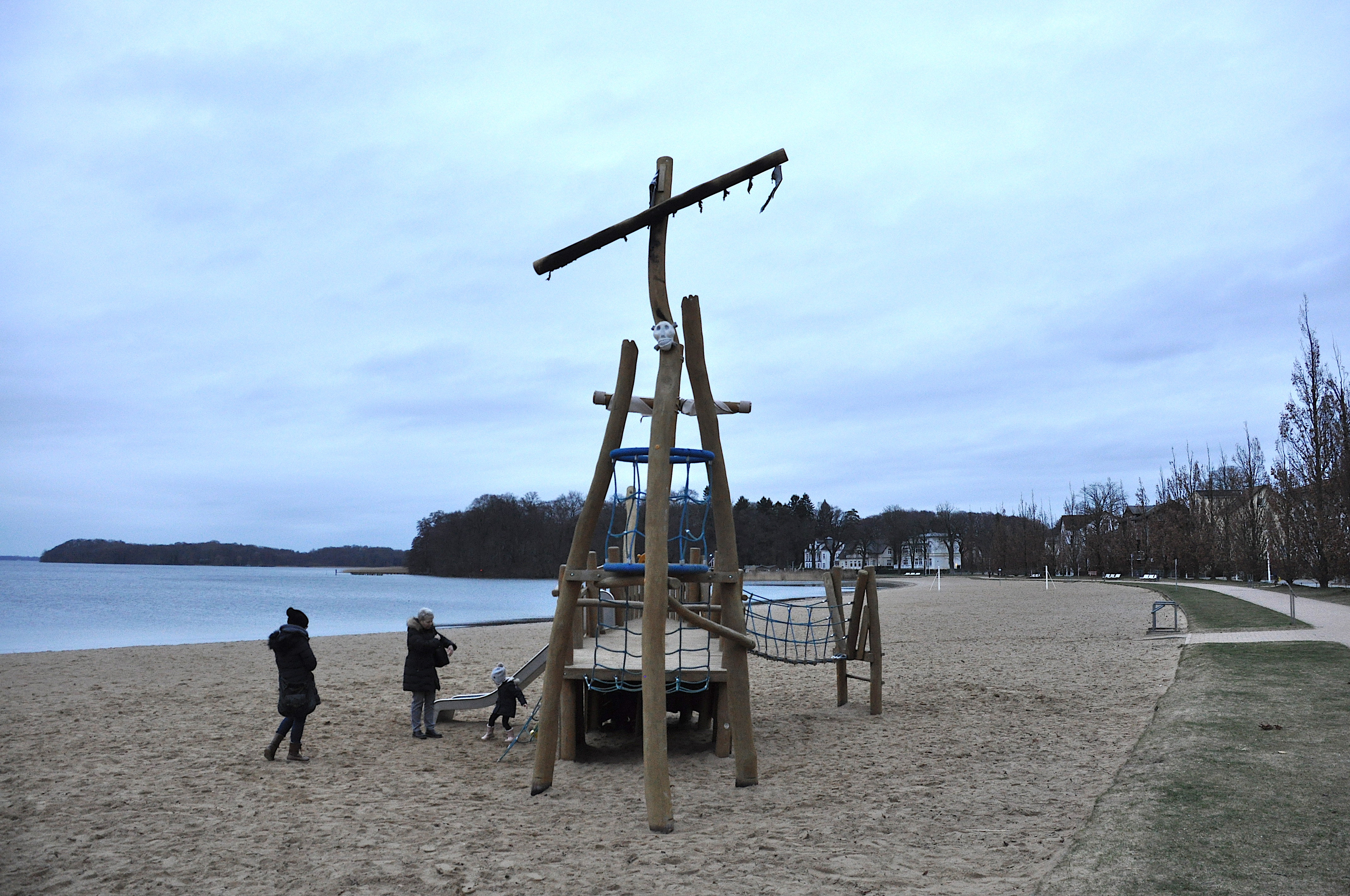 Attraktives Spielangebot am Zippendorfer Strand von Unbekannten zerstört