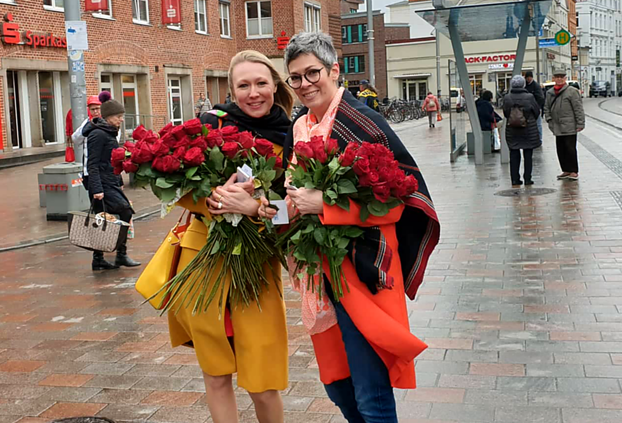 Cheryl Shepard verteilt 1000 Rosen in Schwerin