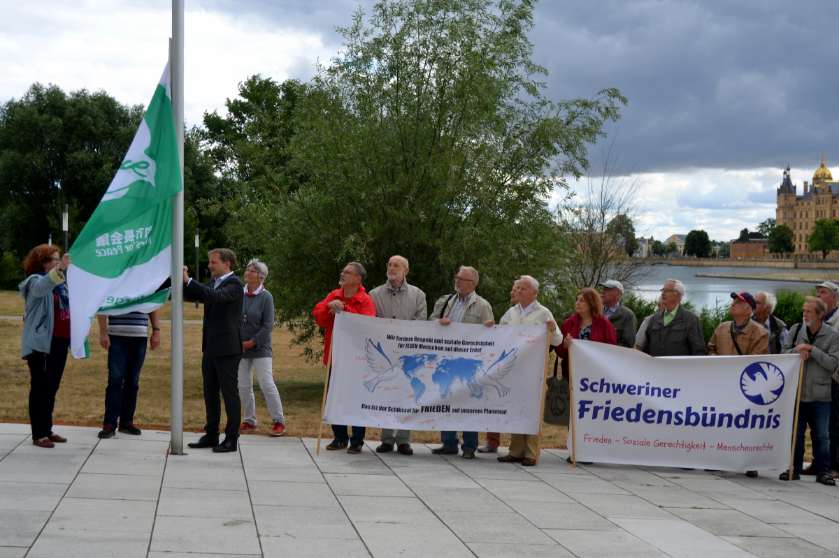 Schwerin zeigt Flagge für atomwaffenfreie und friedliche Welt