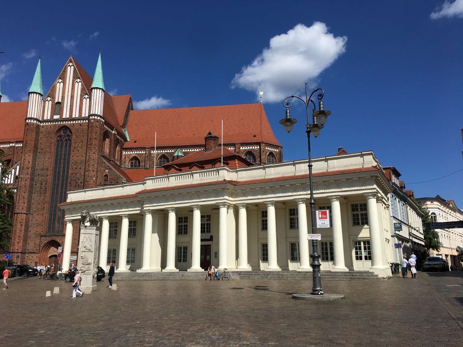 Schwerin: Sommermuseum im Säulengebäude