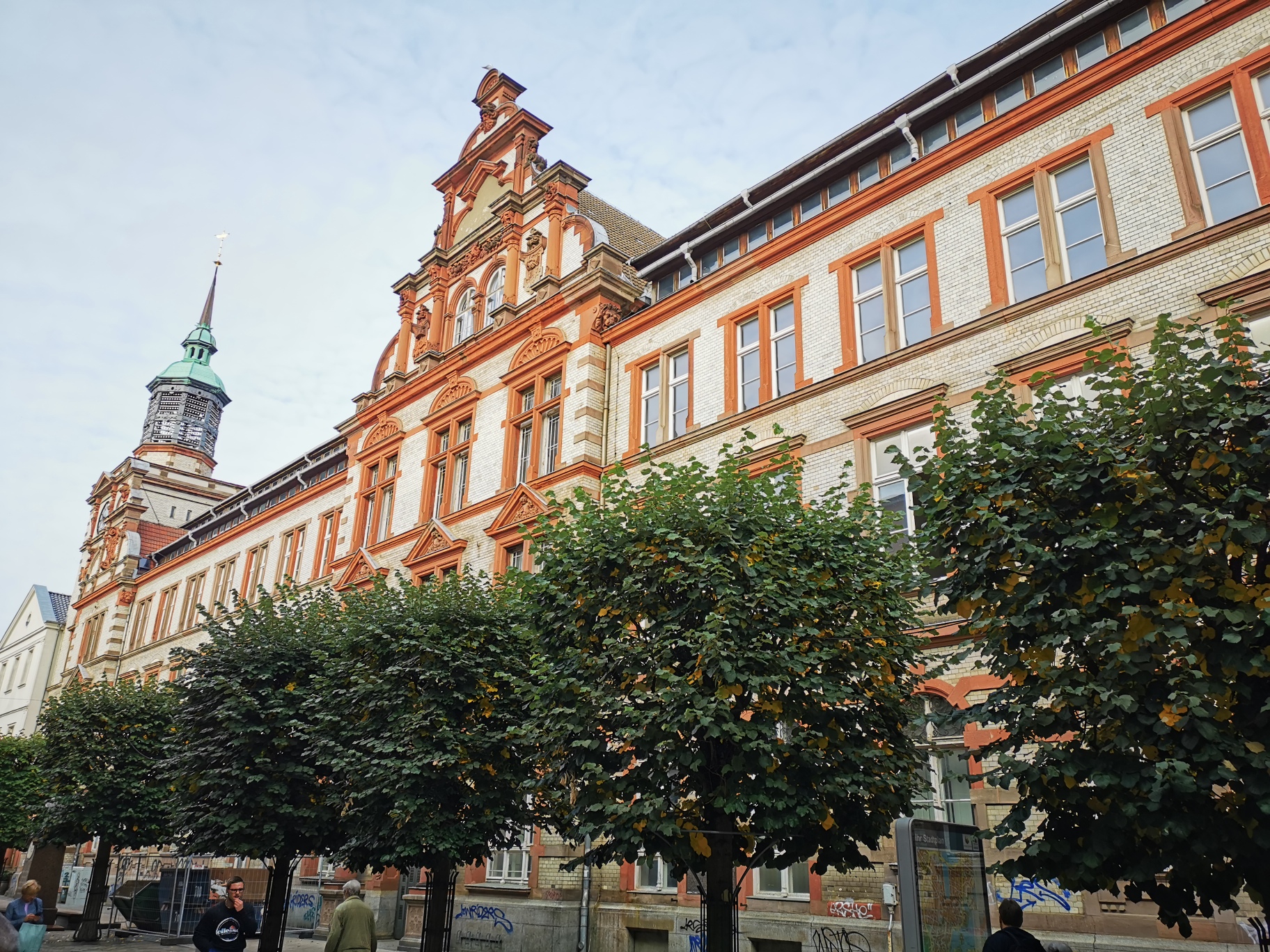 Schwerin: Bauzäune am Postgebäude weckten Hoffnung