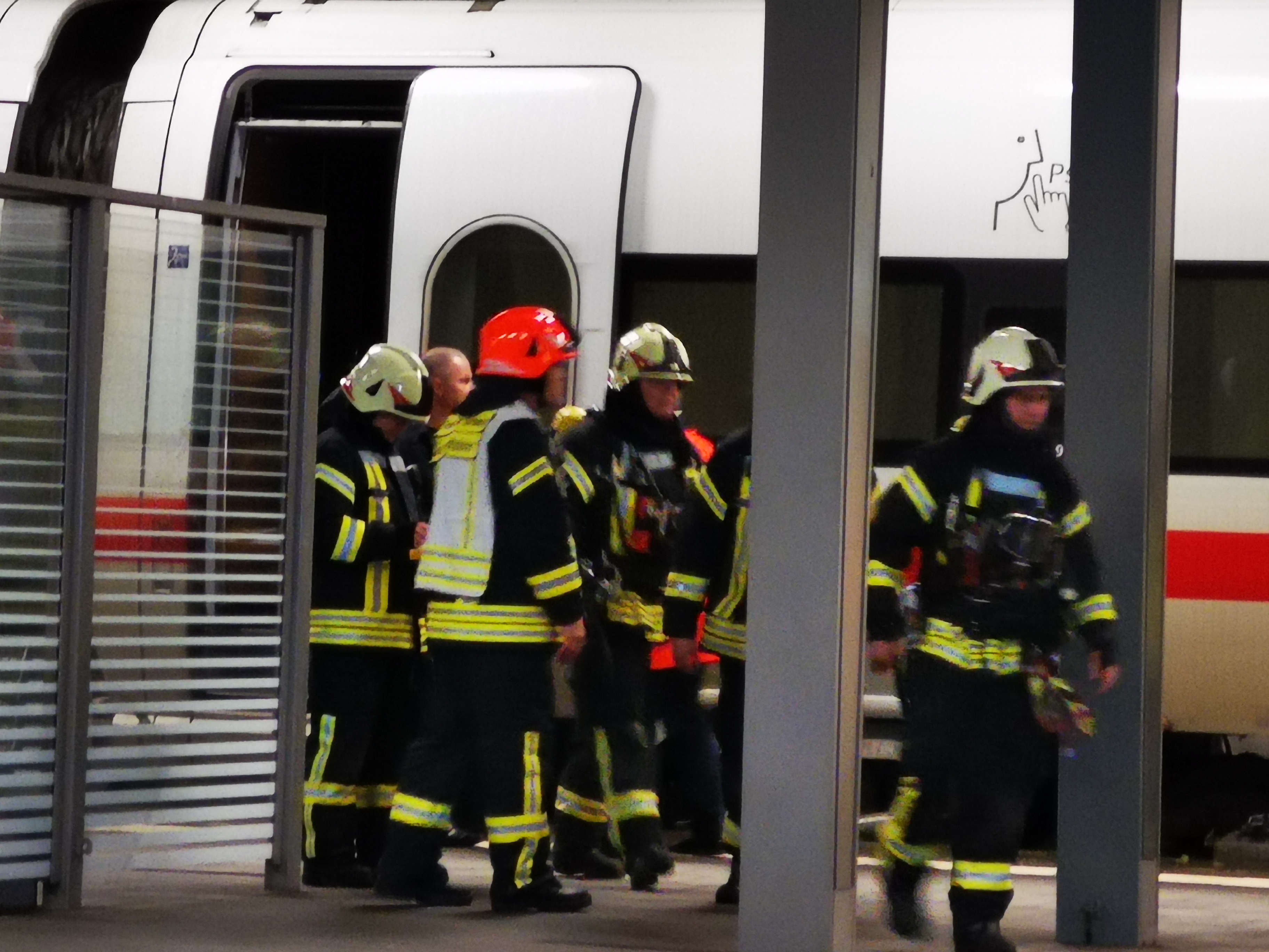 Feuerwehreinsatz an ICE im Schweriner Hauptbahnhof