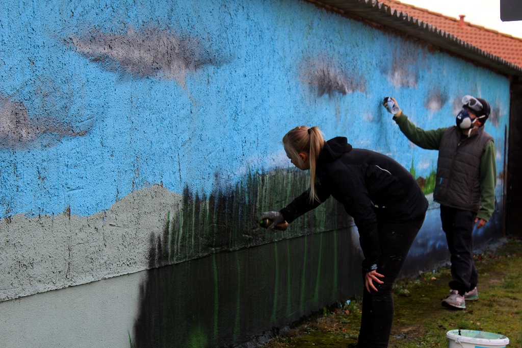 Aus Grau wird Bunt: Jugendliche gestalten Wand in der Weststadt