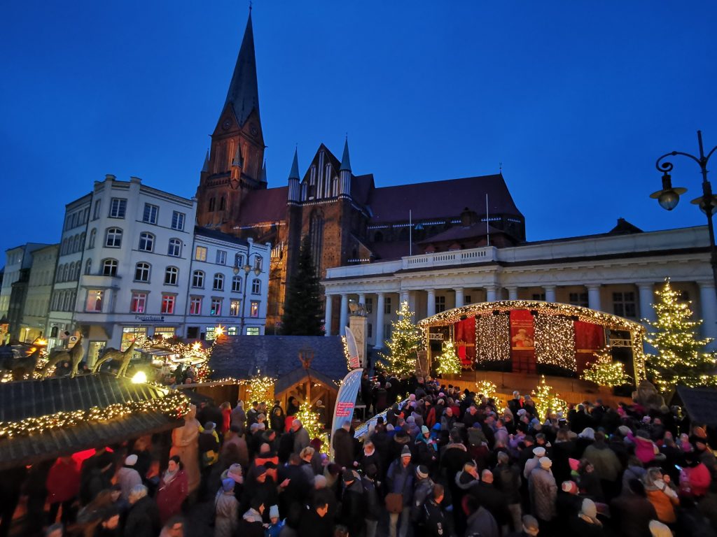Schweriner Weihnachtsmarkt: Glanz, Attraktionen und Jobangebote, um das Weihnachtsgeld aufzubessern und Teil des festlichen Treibens zu werden.