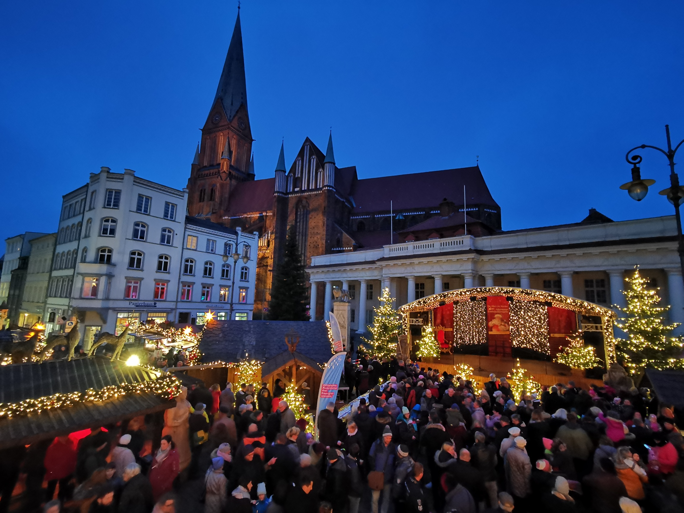 Schwerin: Spiderman verschwindet auf Weihnachtsmarkt