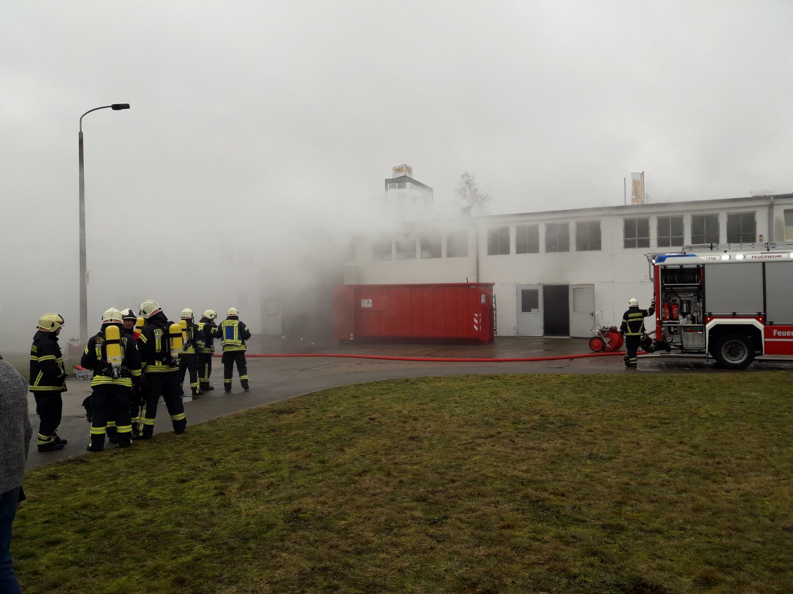 Schwerin: Eine verletzte Person bei Werkhallen-Feuer
