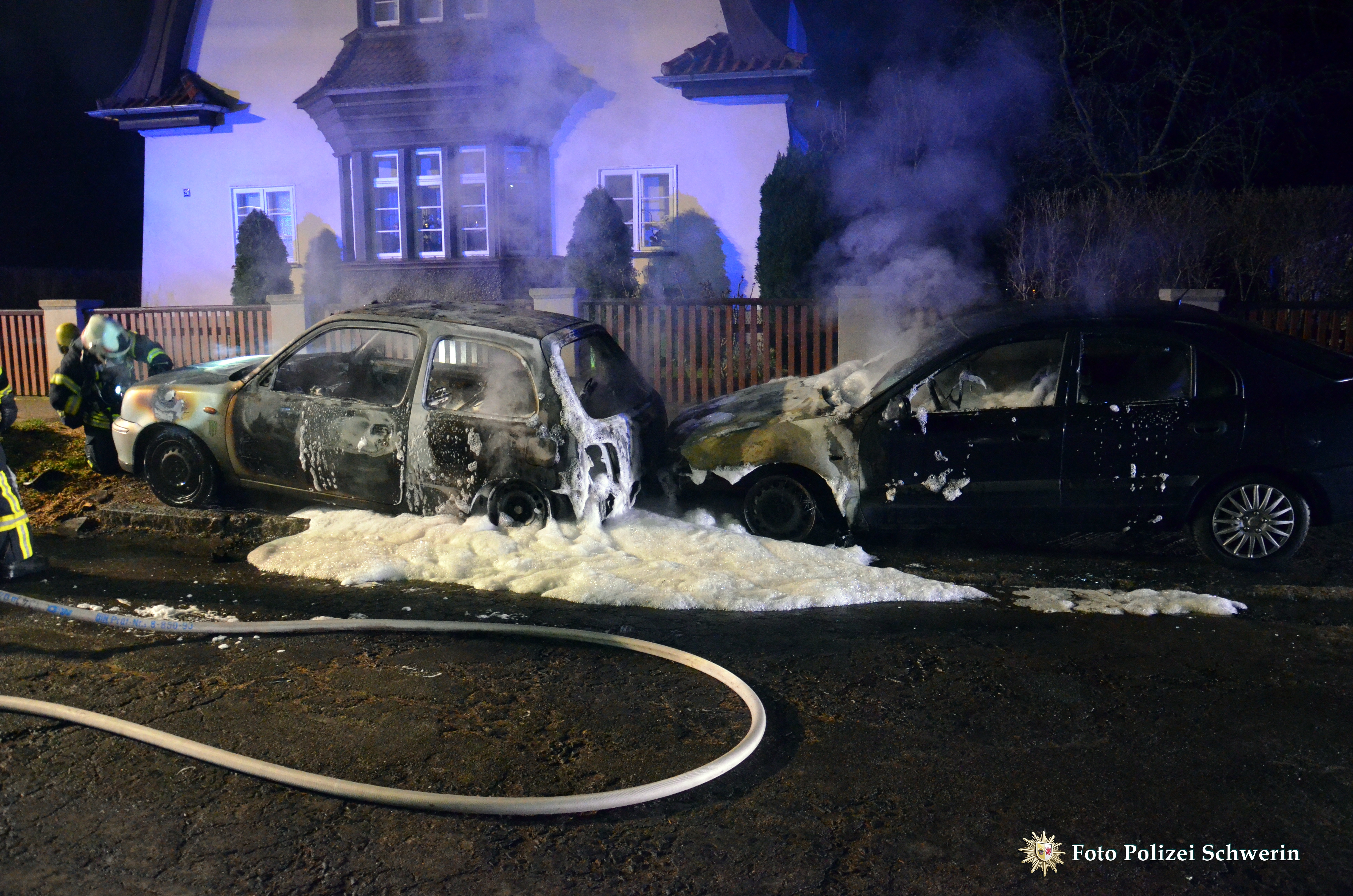 Schwerin: Zwei Autos standen in Flammen