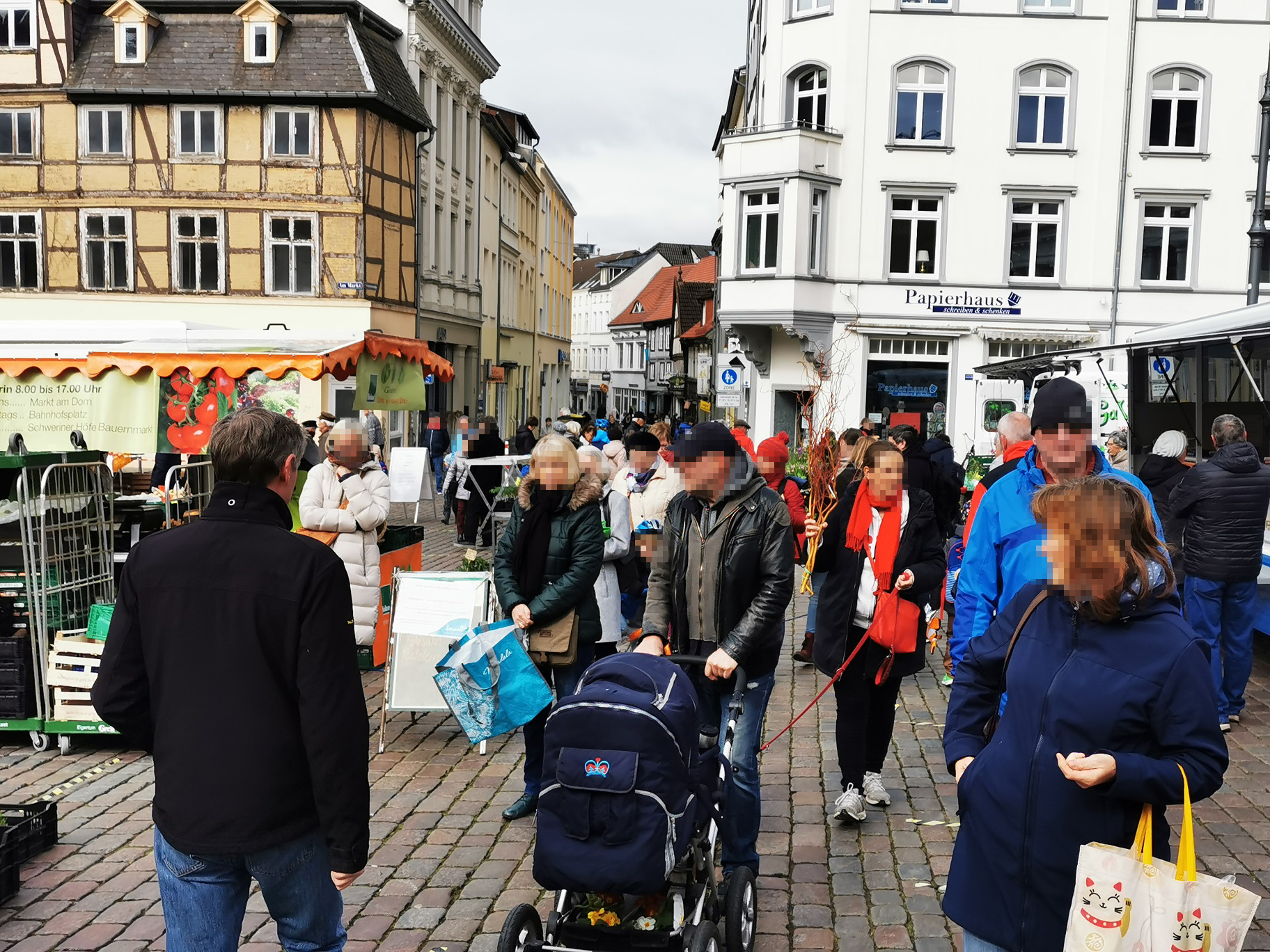 Schwerin: Buntes Treiben auf dem Wochenmarkt