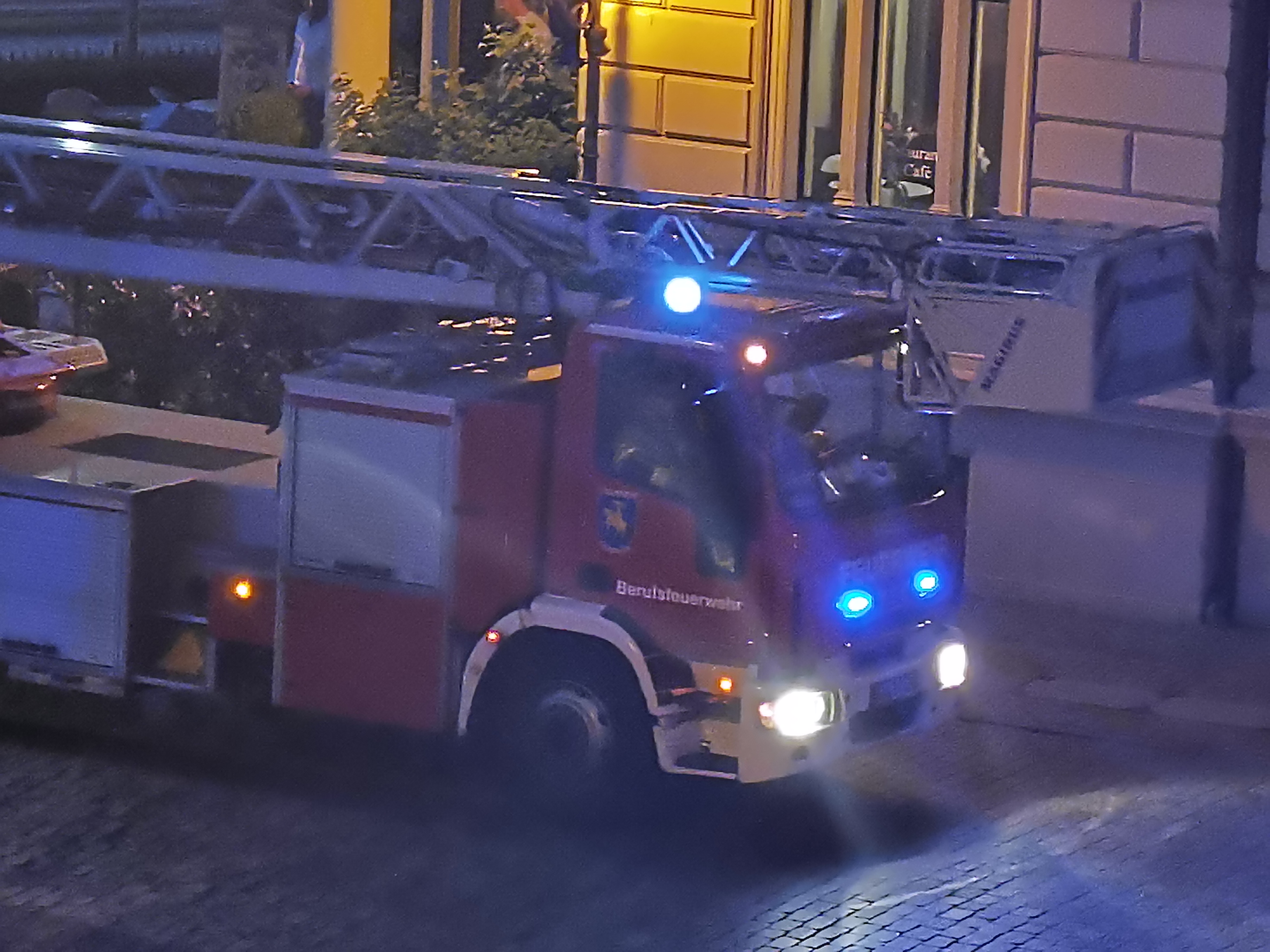 Feuerwehr löscht brennende Mülltonnen in Schwerin