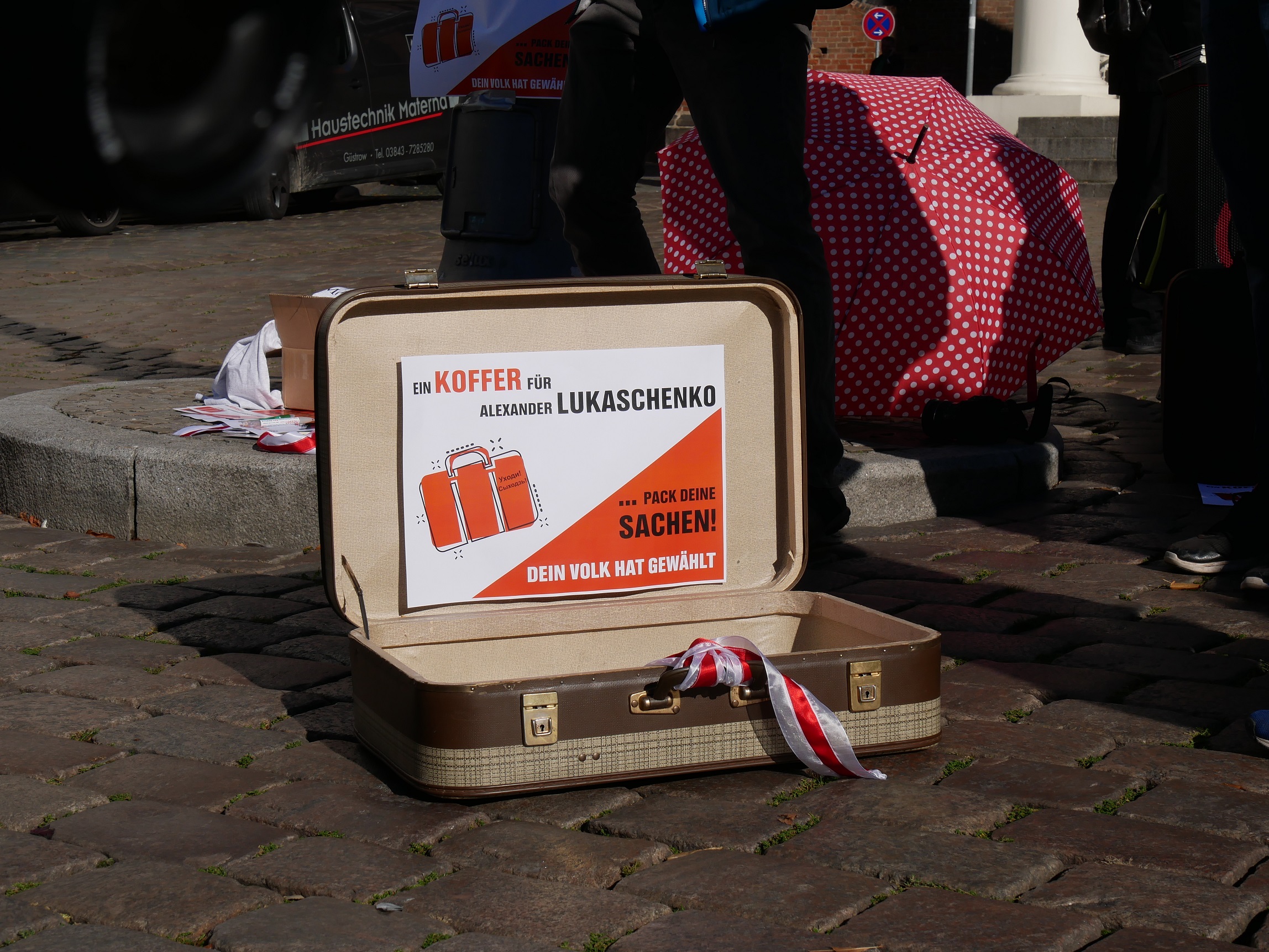 Schwerin: Ein Koffer für Freiheit in Belarus