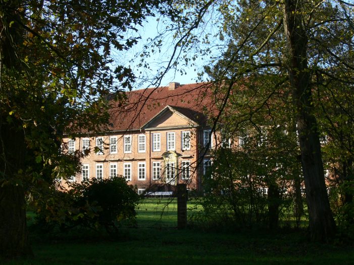 Schloss Dreilützow: Rundgang im Licht der Taschenlampen