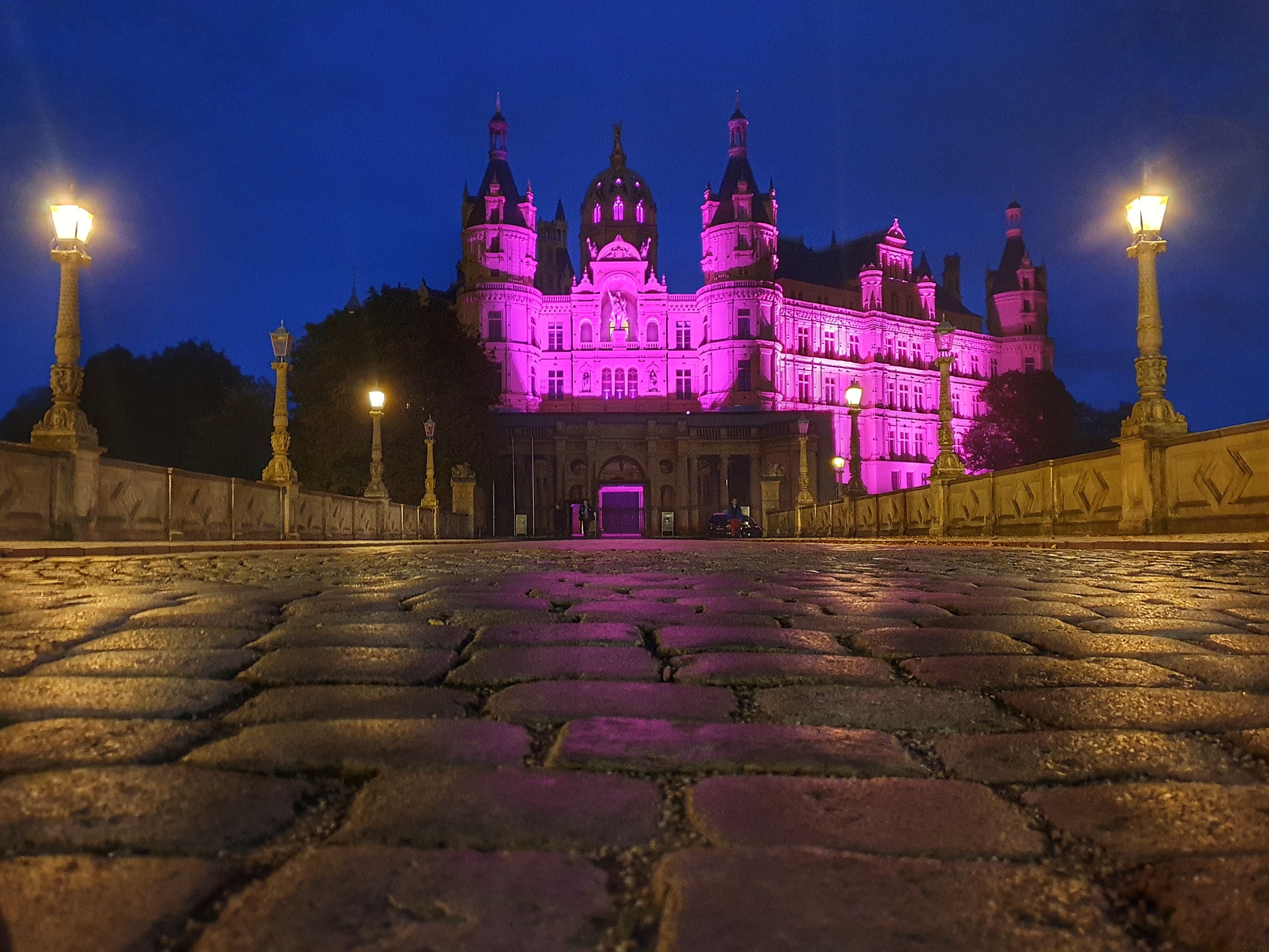 Schwerin: Schloss leuchtet in Pink zum Welt-Mädchentag