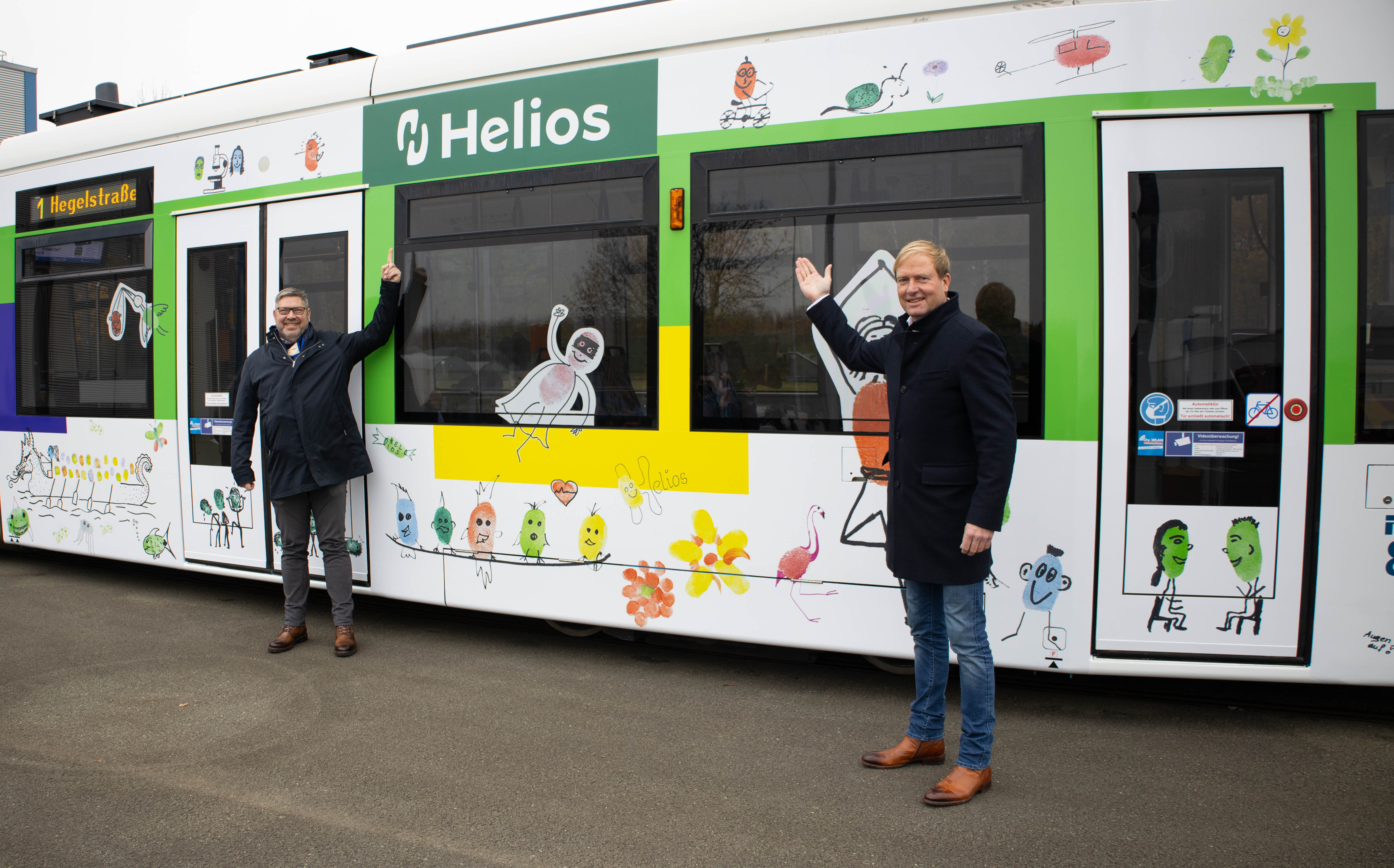 Schwerin: Daumen drauf – Helios-Straßenbahn ist fertig