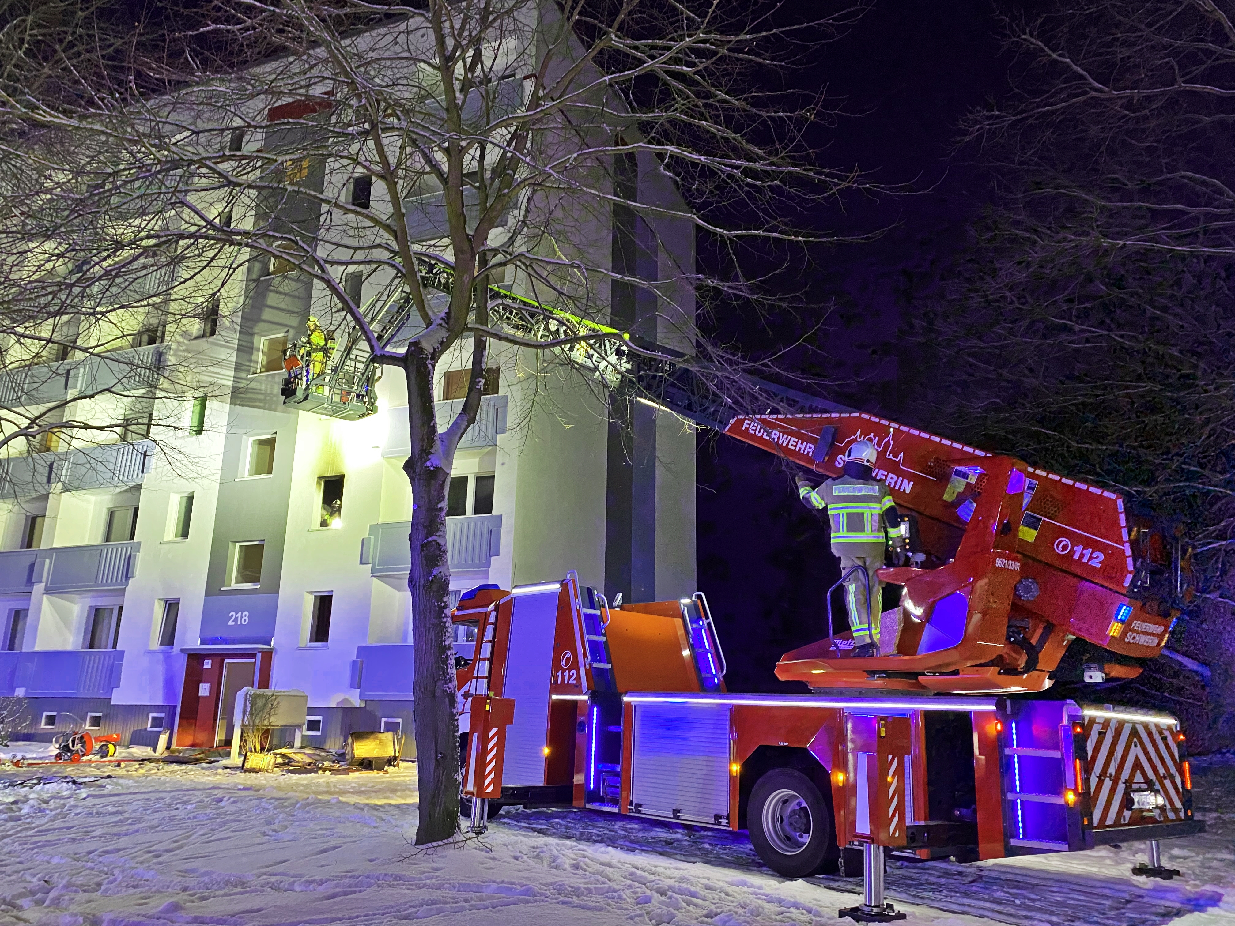 Schwerin: Kellerbrand macht Wohnungen vorübergehend unbewohnbar