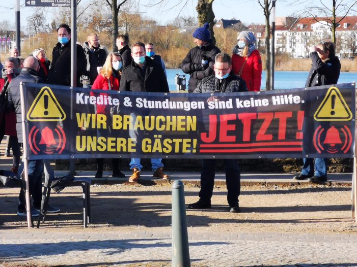 Schwerin: Protestierende aus Handel, Gastronomie und Hotellerie setzen deutliches Zeichen