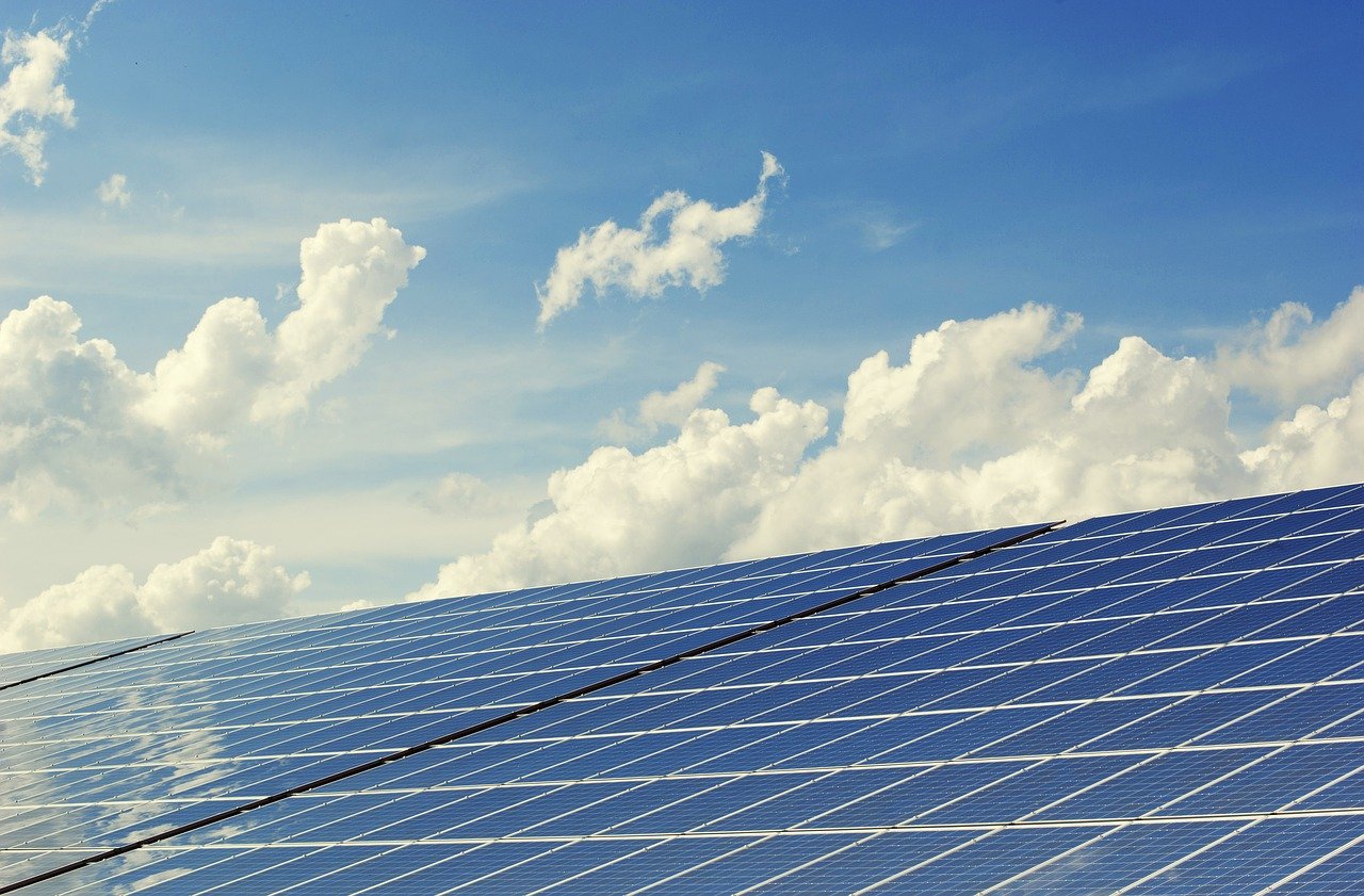 Energiedienstleister schließt Bauarbeiten an Solarpark ab