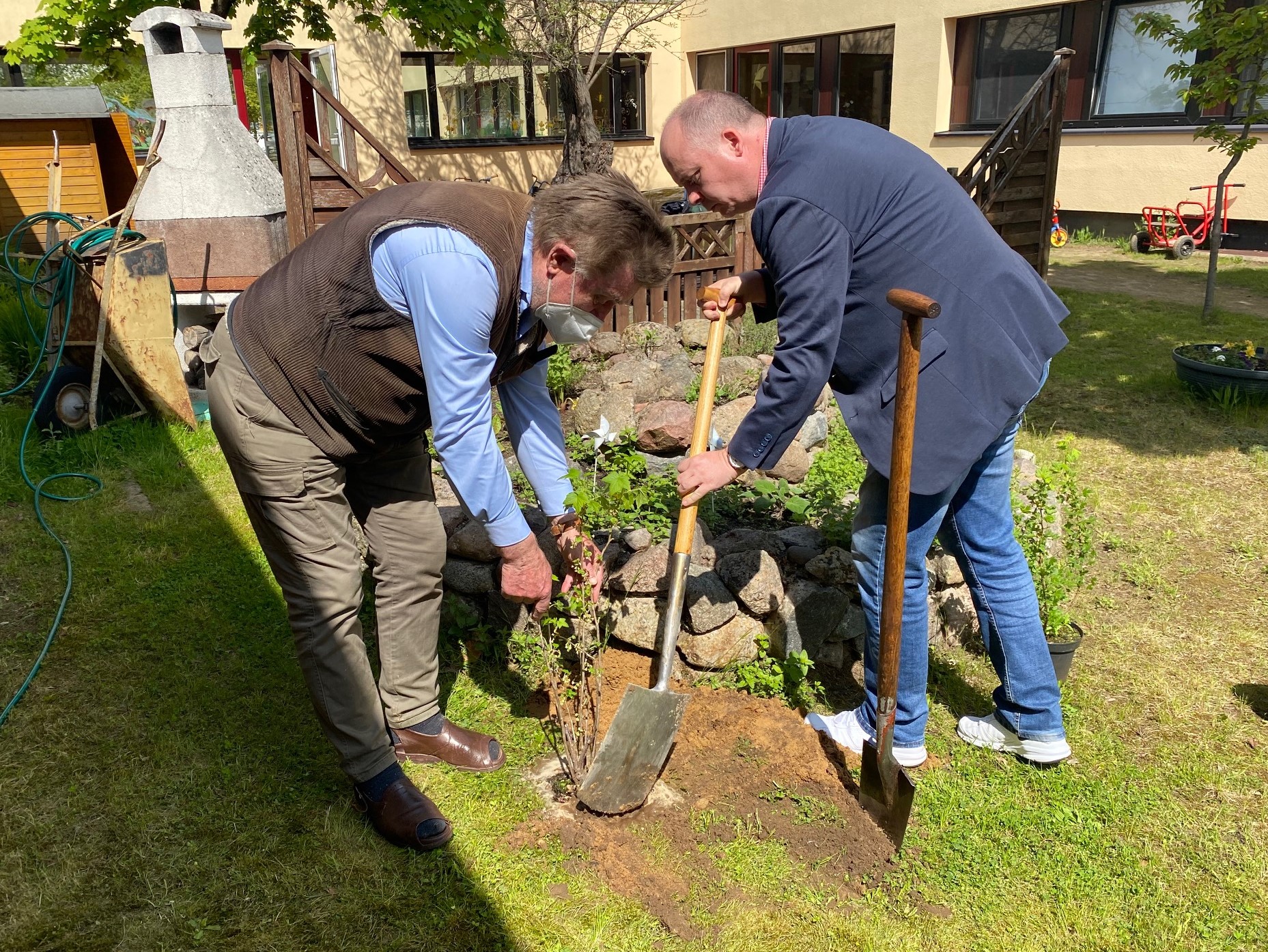 Schwerin: Henning Foerster pflanzt Bäume im Plattenpark und in Kita