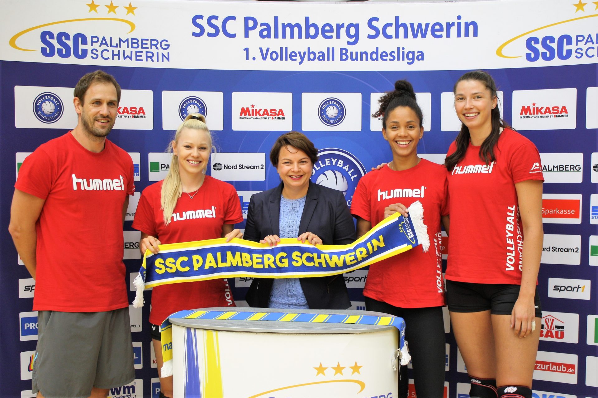 Schwerin: Ministerin besucht Volleyballerinnen