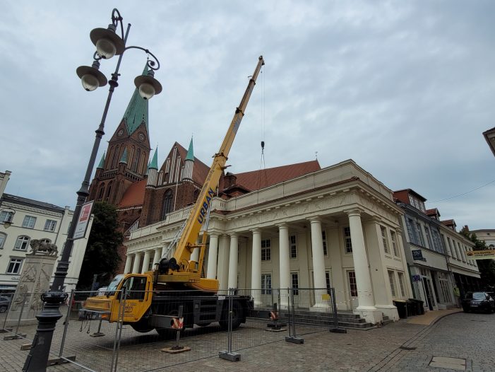 Schwerin: Endlich starten erforderliche Dacharbeiten am Säulengebäude
