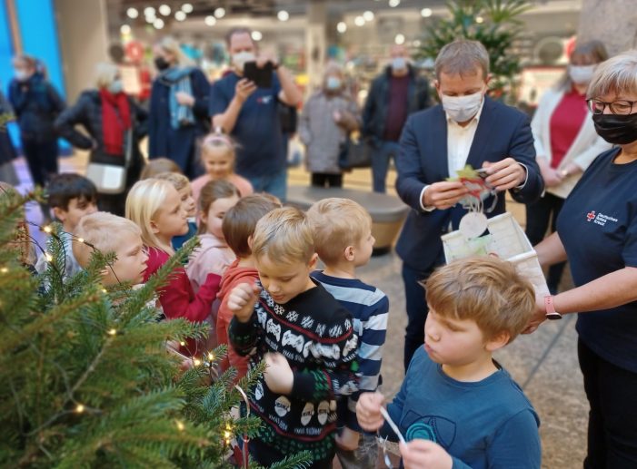 Schwerin: Am „Baum der kleinen Wünsche“ Kinderaugen zum Strahlen bringen