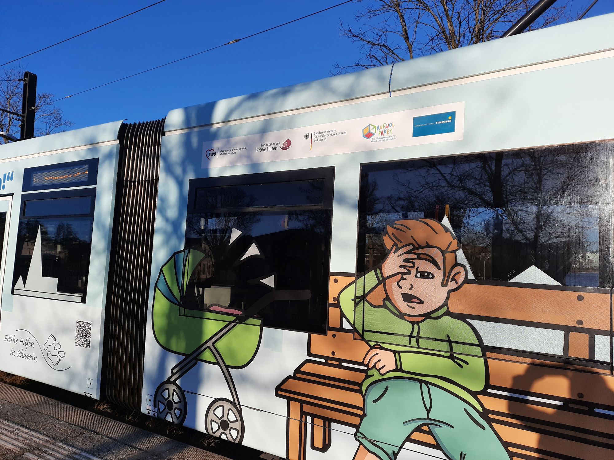 Straßenbahn wirbt in Schwerin für „Frühe Hilfe“