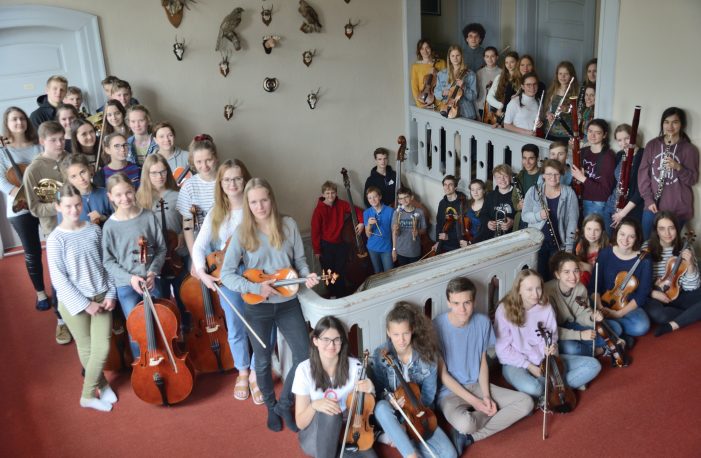 Jugendsinfonieorchester spielt am Schloss Dreilützow
