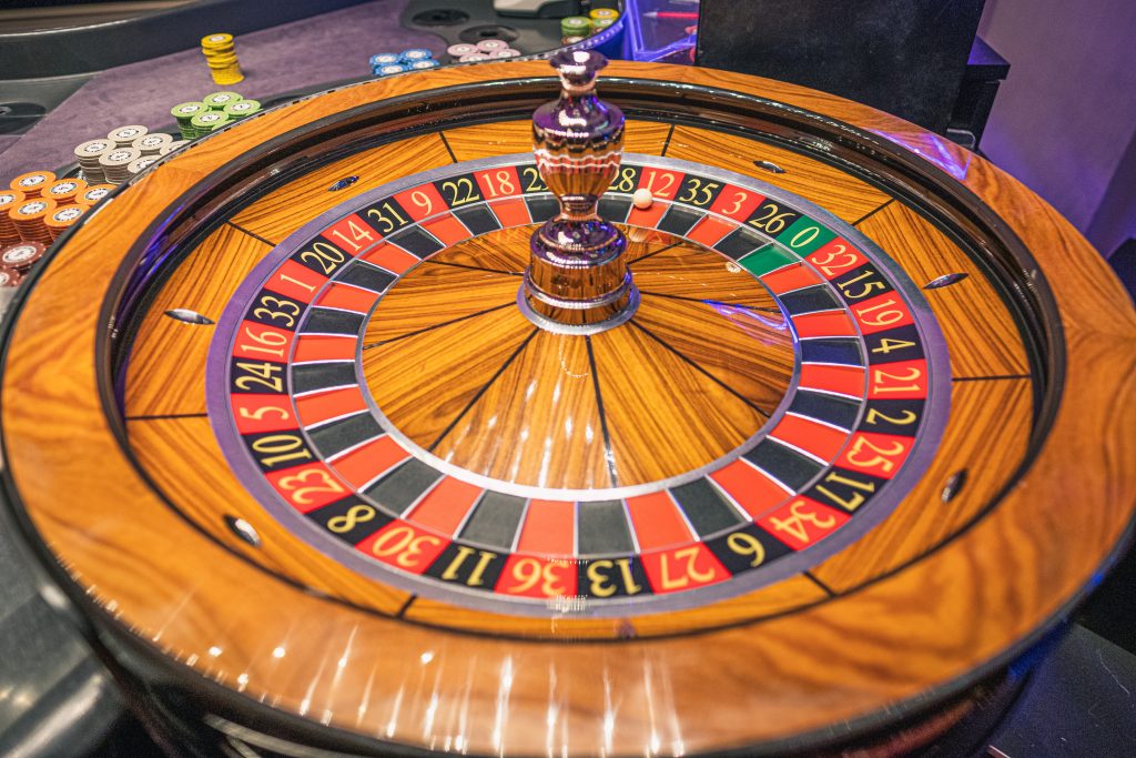 Ein hölzerner Roulette-Kessel in einem Casino