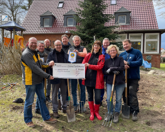 Lions Club Schwerin unterstützt Geschwisterkinderheim Kaspelwerder mit Bewegungspfad und Fliederhecke