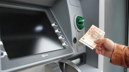 Manipulierte Geldautomaten in Schwerin entdeckt – Polizei warnt vor Betrug am Automaten