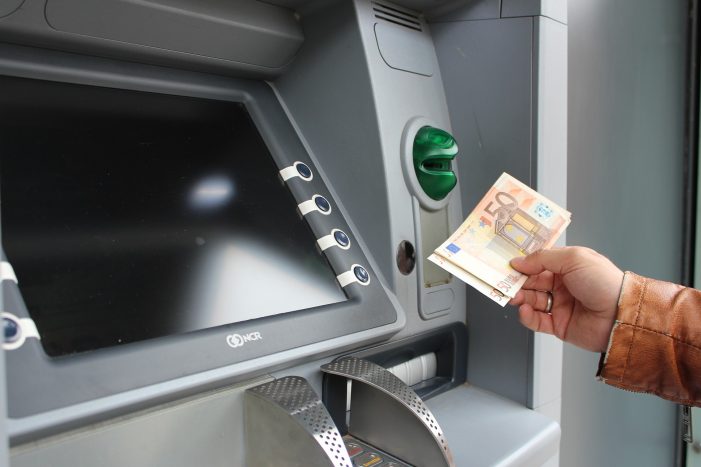 Manipulierte Geldautomaten in Schwerin entdeckt – Polizei warnt vor Betrug am Automaten