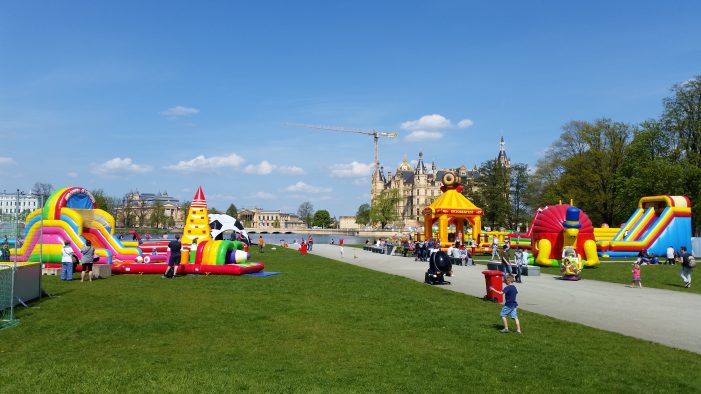 Spiel und Spaß vor der atemberaubenden Kulisse des Schweriner Schlosses