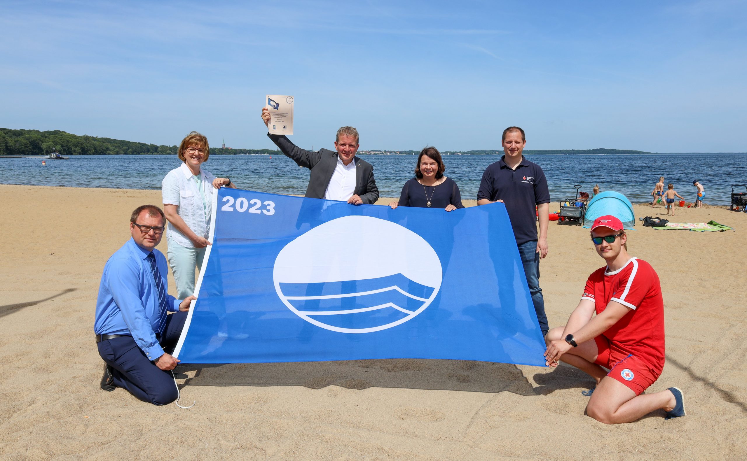 Blaue Flagge bestätigt Qualität des Zippendorfer Strandes