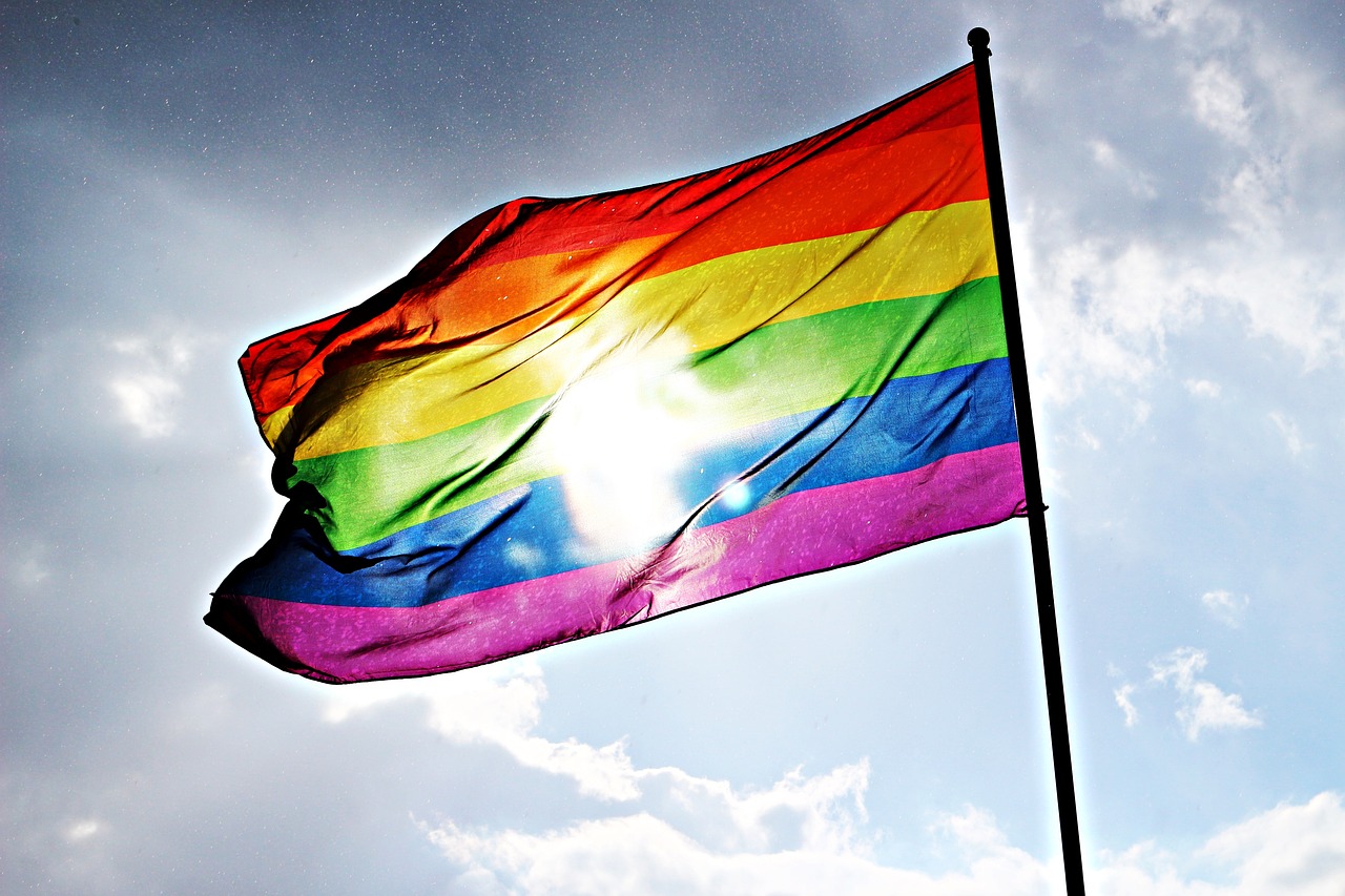 Regenbogenflaggen signalisieren Beginn der queeren Kulturtage in Schwerin