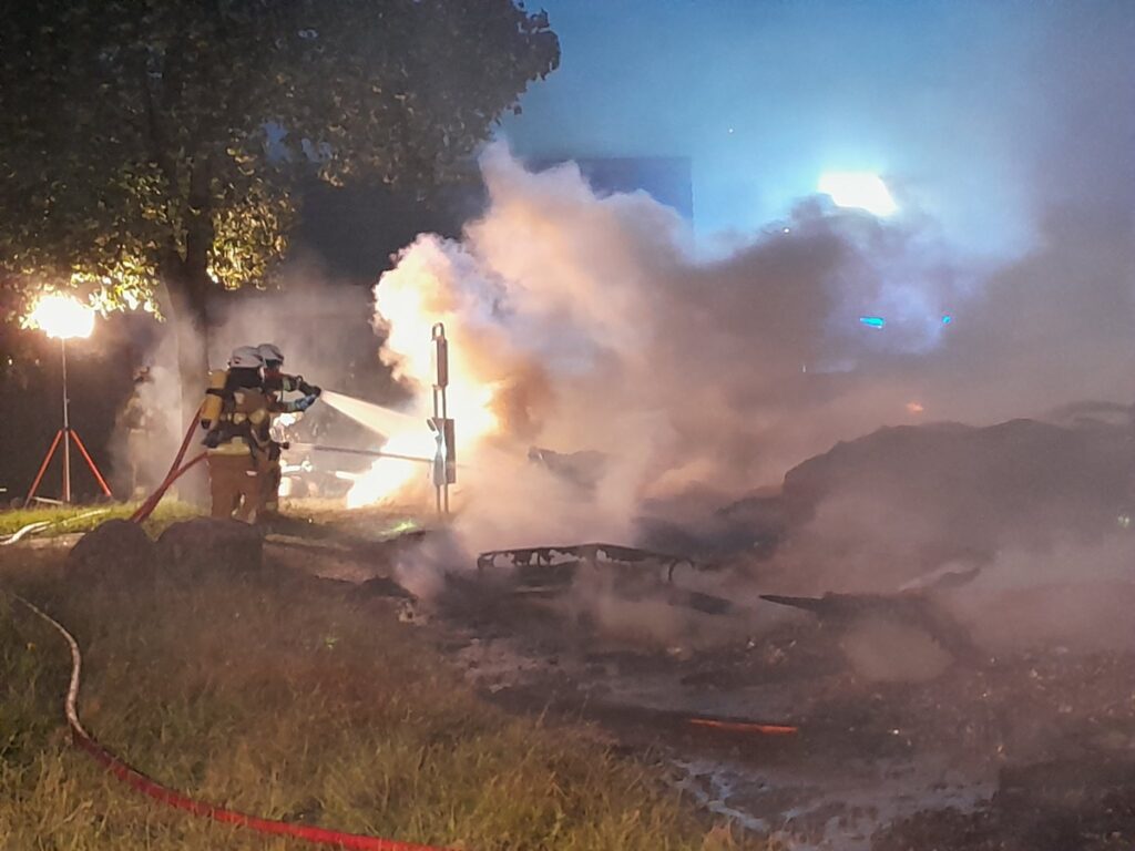 Feuerwehr in Schwerin löscht Carport