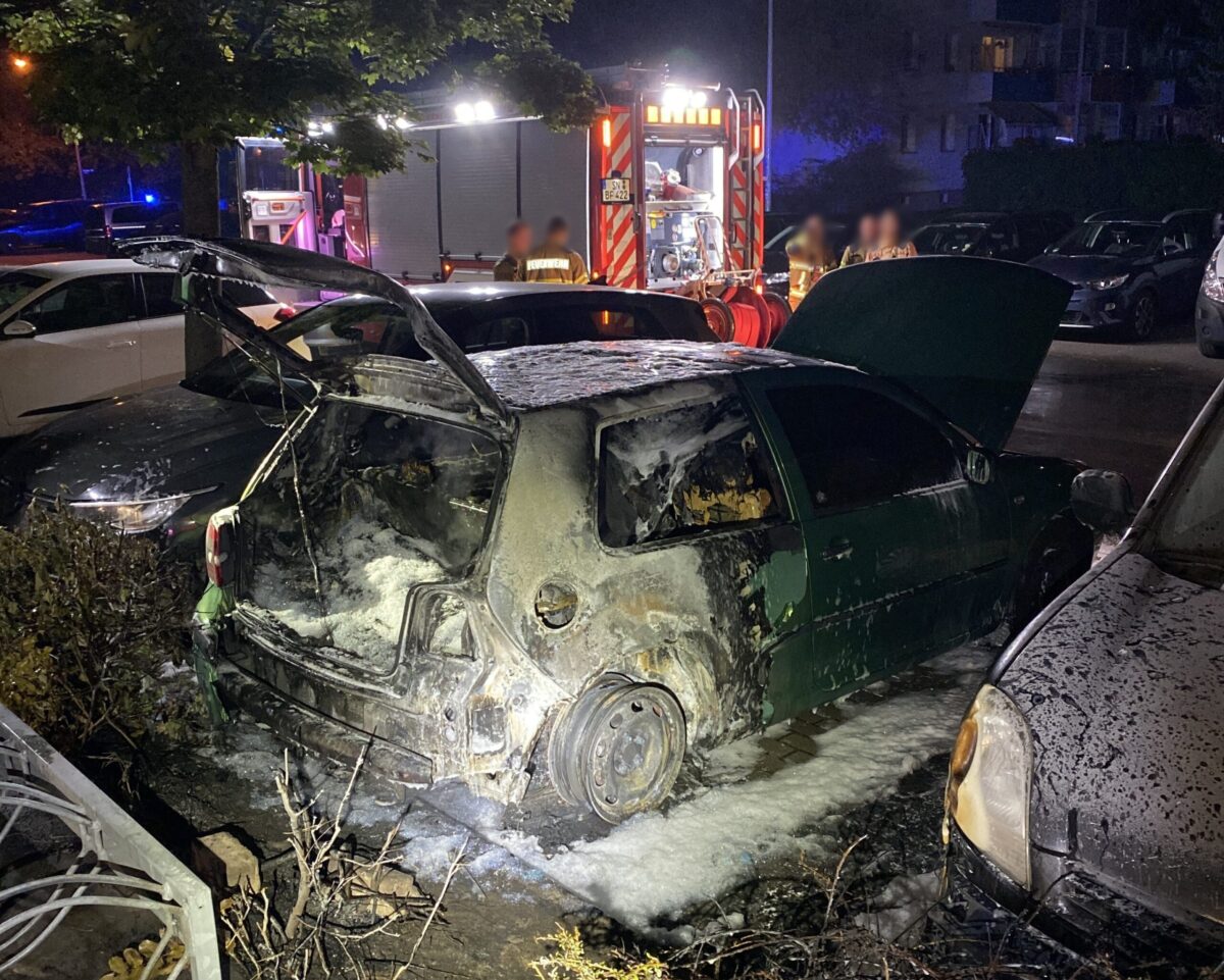Polizei sucht Zeugen:  Feuerdrama in Eutiner Straße – PKW in Flammen! 