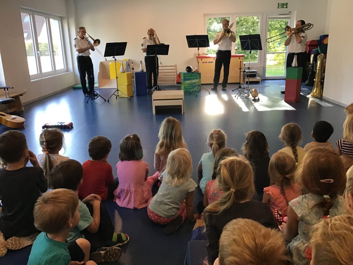 Kita "Reggio Emilia":  Landespolizeiorchester Schwerin begeistert Kinder 